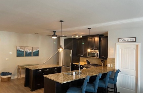 Westbank Condo | Luxurious Lakefront Condo