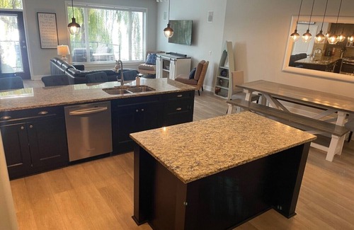 Westbank Condo | Luxurious Lakefront Condo