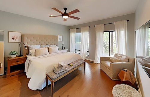Spicewood House | Luxurious lakefront home with private casita & 2 full kitchens