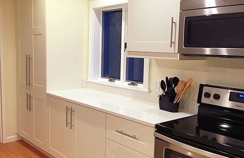 Yachting Village Condo | Luxurious Newport Haven with Private Deck & Stunning Water Viewsnn