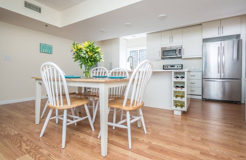 Yachting Village Condo | Luxurious Newport Haven with Private Deck & Stunning Water Viewsnn