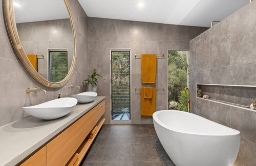 Brookfield House | Luxurious retreat on acreage, 12 k's from the city. Large family friendly!!