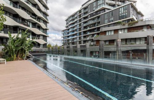 Abbotsford Apartment | LUXURIOUS RIVERSIDE RESORT STYLE APARTMENT☆POOL☆SPA☆GYM☆ROOFTOP WITH CITY VIEWS