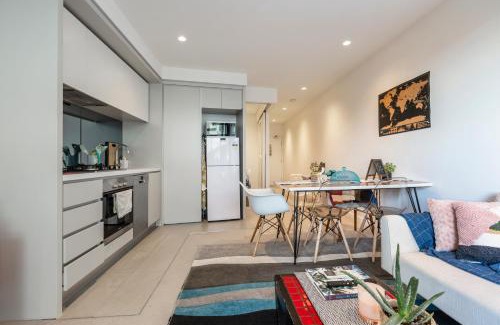 Abbotsford Apartment | LUXURIOUS RIVERSIDE RESORT STYLE APARTMENT☆POOL☆SPA☆GYM☆ROOFTOP WITH CITY VIEWS