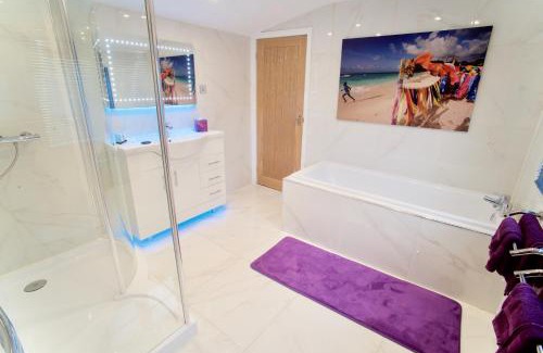 Pulborough Cabin | Luxurious Rural Cabin with Hot Tub