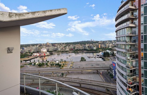 Crosstown Apartment | Luxurious Skyview Penthouse with Stunning Mountain/Ocean views w/hot-tub