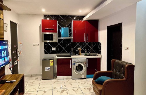 East Legon Apartment | Luxurious Studio Apartment with Rooftop Pool @ East Legon