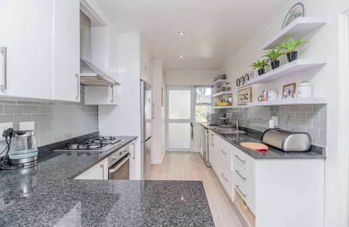 Constantia Cottage | Luxurious sunny Garden Cottage on the doorstep of the historical Groo