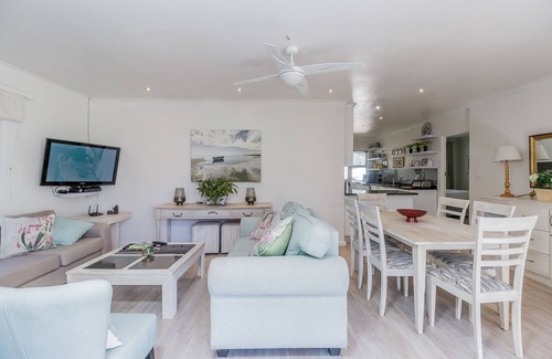 Constantia Cottage | Luxurious sunny Garden Cottage on the doorstep of the historical Groo