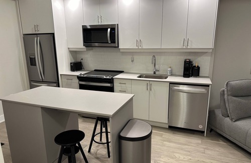 Oakville Condo | Luxurious Upper Oakville 1 -bedroom condo with WiFi, fitness room in