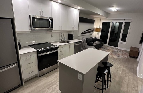 Oakville Condo | Luxurious Upper Oakville 1 -bedroom condo with WiFi, fitness room in