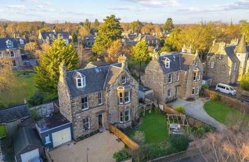 Eskbank House | Luxurious Victorian Villa, Eskbank, Near Edinburgh, Sleeps 10. Parking & Garden
