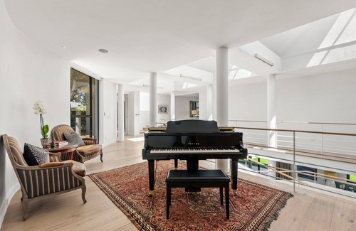 Camps Bay Villa | Luxurious villa with magnificent views, located at the foot of Table Mountain.