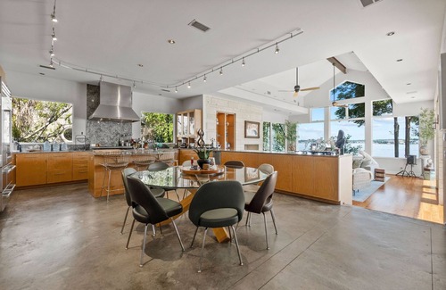 Walden on Lake Conroe House | Luxurious Waterfront Estate - The Perfect Vacation Home - 3 night minimum