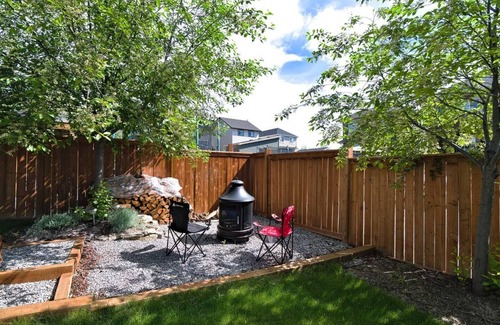 Cochrane House | Luxurious with Firepit, BBQ, k/garden, Workspace
