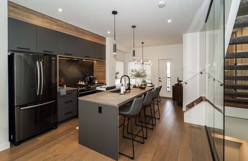 North Central Edmonton House | Luxuriously Designed | Garage & Free Parking | King Bed | DT View | Fast WIFI