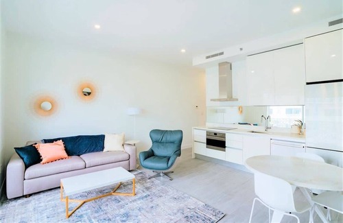Seven Mile Beach Apartment | Luxury 1 bdr Apt w/Rooftop Pool + Onsite Dining