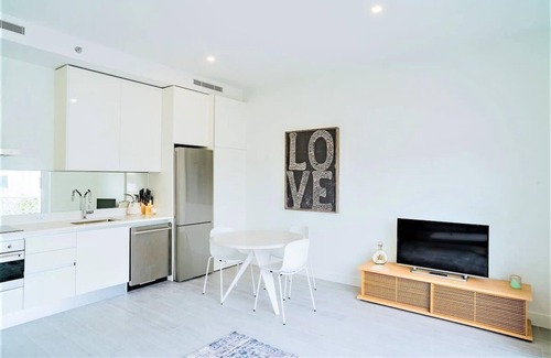 Seven Mile Beach Apartment | Luxury 1 bdr Apt w/Rooftop Pool + Onsite Dining