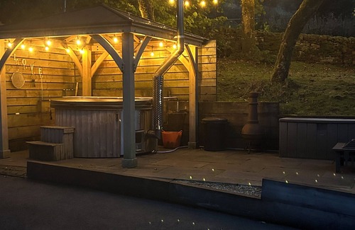 Oldham Ski Chalet | Luxury 1 Bedroom Chalet, Wood Fired Hot Tub, private parking and free WIFI.