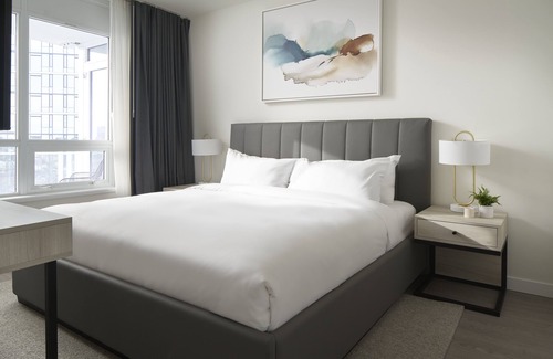 South Lake Union Hotel | Luxury 1-BR Suite in Seattle: Pools, Fitness, Balcony & Full Amenities!