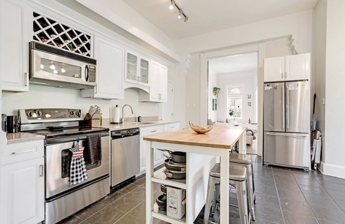 Logan Circle House | ⭐️LUXURY 1+Den Ideal Location Patio FirePit Grill⭐️
