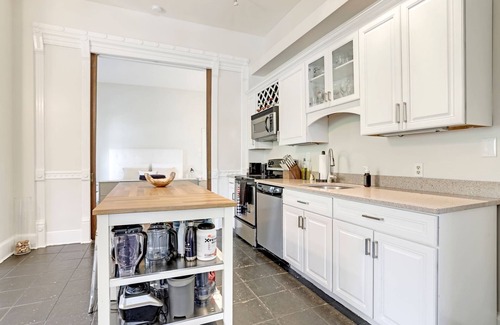 Logan Circle House | ⭐️LUXURY 1+Den Ideal Location Patio FirePit Grill⭐️