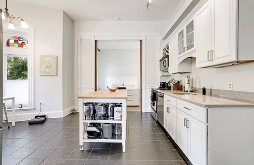 Logan Circle House | ⭐️LUXURY 1+Den Ideal Location Patio FirePit Grill⭐️