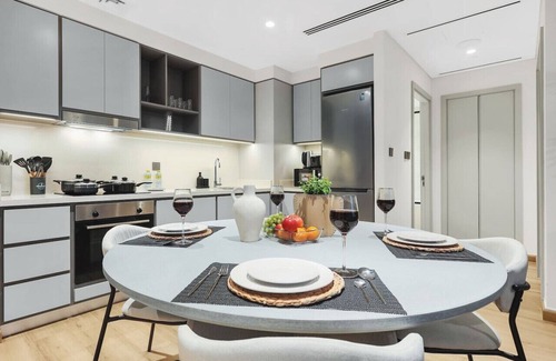 Dubai Marina Apartment | Luxury 1BR Marina View Retreat w Pool Gym Parking Near Beach & Attractions