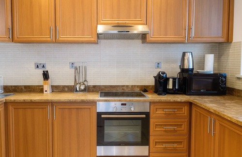 Dubai Marina Apartment | Luxury 1BR with Marina Views, Swimming Pool + Gym