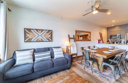 Mammoth Lakes Condo | Luxury 2 Bdrm&Den & 2 Cars Penthouse at Juniper Springs Lodge