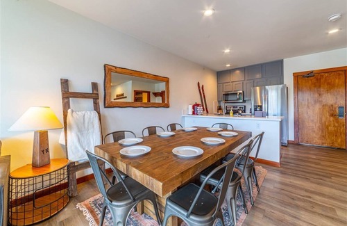 Mammoth Lakes Condo | Luxury 2 Bdrm&Den & 2 Cars Penthouse at Juniper Springs Lodge