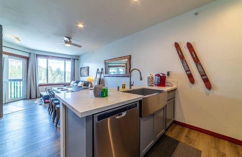 Mammoth Lakes Condo | Luxury 2 Bdrm&Den & 2 Cars Penthouse at Juniper Springs Lodge