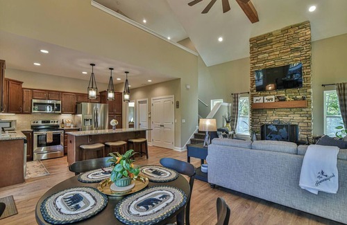 Black Mountain House | Luxury 2 Bedroom, Mountain Views, Hot Tub, Hiking