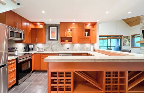 Upper Village Condo | Luxury 2-level 2.5 bed condo steps to Blackcomb slopes!