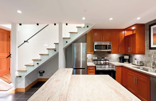 Upper Village Condo | Luxury 2-level 2.5 bed condo steps to Blackcomb slopes!