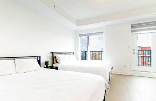 Downsview House | Luxury 2 Queen Beds Suite with Private Bathroom near Downsview Park Subway easy access Downtown