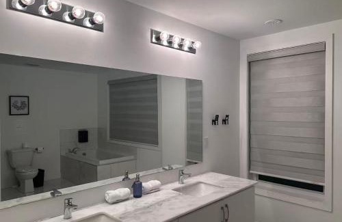 Downsview House | Luxury 2 Queen Beds Suite with Private Bathroom near Downsview Park Subway easy access Downtown