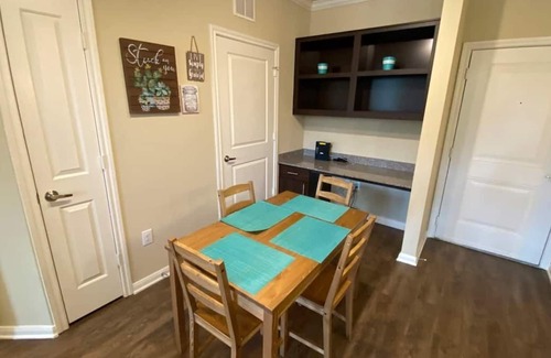 Lazybrook/Timbergrove Apartment | Luxury 2Bed2Bath Apt in the Heart of Houston Heights! Slps5. Pool🏊‍♀️👙🏋️‍♂️☕️🍗✍️🚲🛒🐕📺🦽🌃🎉📬🔐