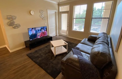 Lazybrook/Timbergrove Apartment | Luxury 2Bed2Bath Apt in the Heart of Houston Heights! Slps5. Pool🏊‍♀️👙🏋️‍♂️☕️🍗✍️🚲🛒🐕📺🦽🌃🎉📬🔐