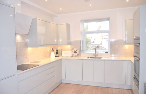 Newquay City Centre Apartment | Luxury 3-bed apartment with own Beach Hut overlooking Towan Beach
