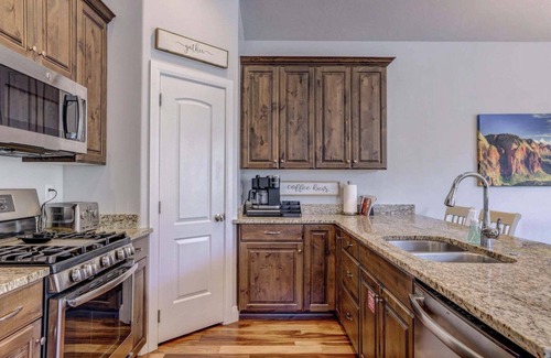 Sienna Hills House | Luxury 3-bedrm St. George townhome with pool by Sand Hollow & Zion. Sleeps 10