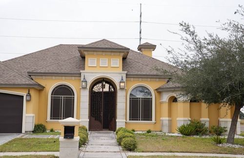 Palmhurst House | Luxury 3-Bedroom Home with Modern Amenities & Stunning Views