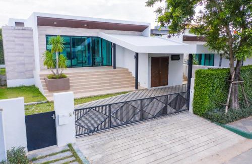 Na Chom Thian House | Luxury 3-Bedroom Pool Villa Beach Access, Na Jomtien Pattaya