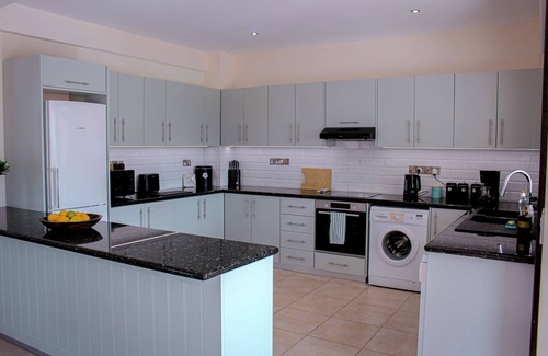 Kouklia Villa | Luxury 3 bedroom villa, private heated pool, beautiful gardens, Winter lets