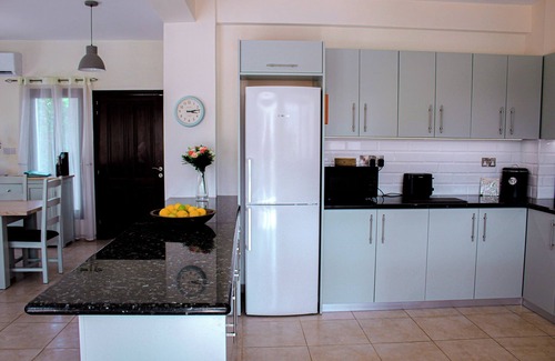 Kouklia Villa | Luxury 3 bedroom villa, private heated pool, beautiful gardens, Winter lets