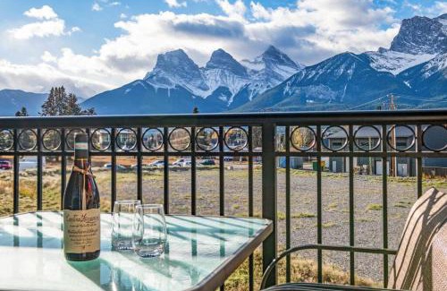 Canmore House | Luxury 3B Mountain Views- Pool & Hot Tub -Sleeps 10