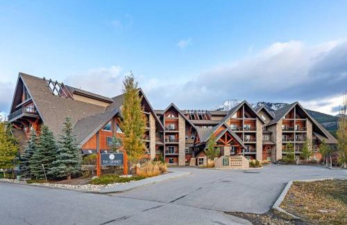 Canmore House | Luxury 3B Mountain Views- Pool & Hot Tub -Sleeps 10