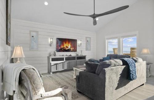 Crystal Beach House | Luxury 3BR Beach Cabin w Gulf Views and Soaking Tub
