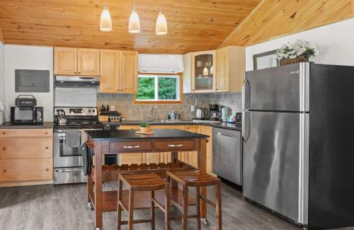 Rideau Lakes House | Luxury 3BR Cabin with Patio Large Yard and BBQ!
