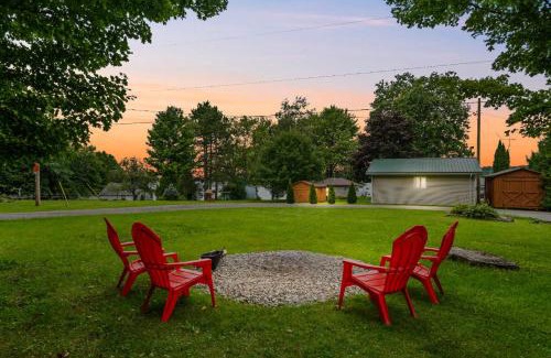 Rideau Lakes House | Luxury 3BR Cabin with Patio Large Yard and BBQ!
